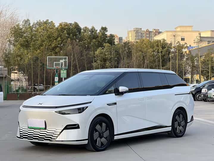 Фото 1 - XPeng X9