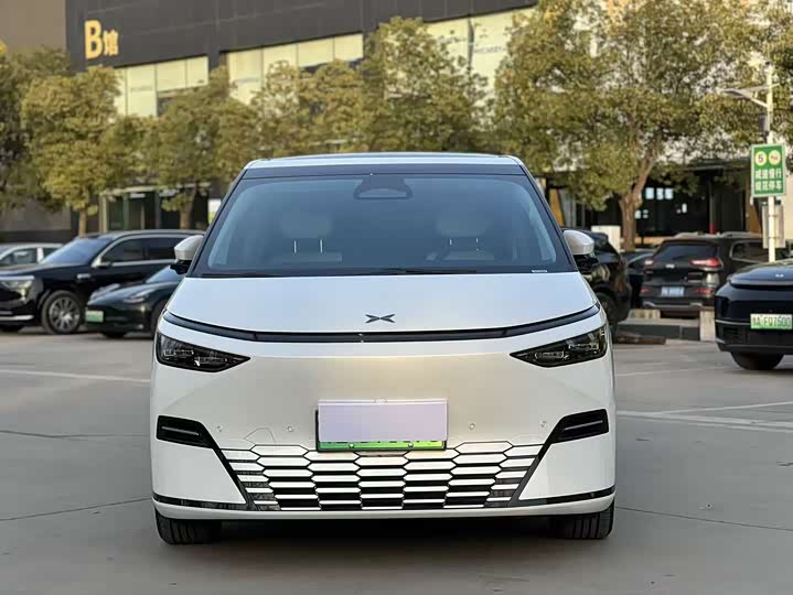 Фото 2 - XPeng X9