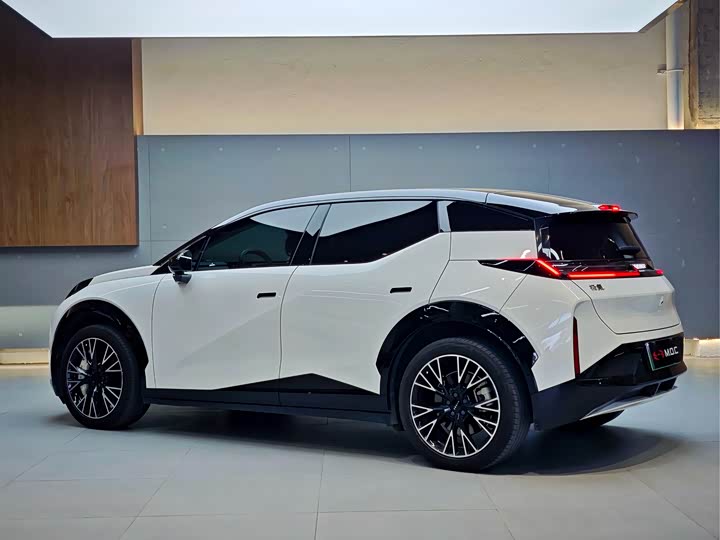 Фото 2 - Zeekr X