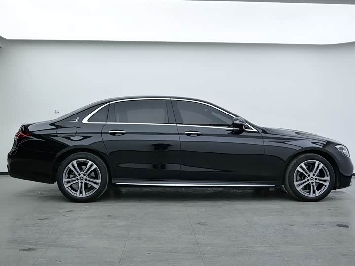 Photo 9 - Mercedes-Benz E-Class