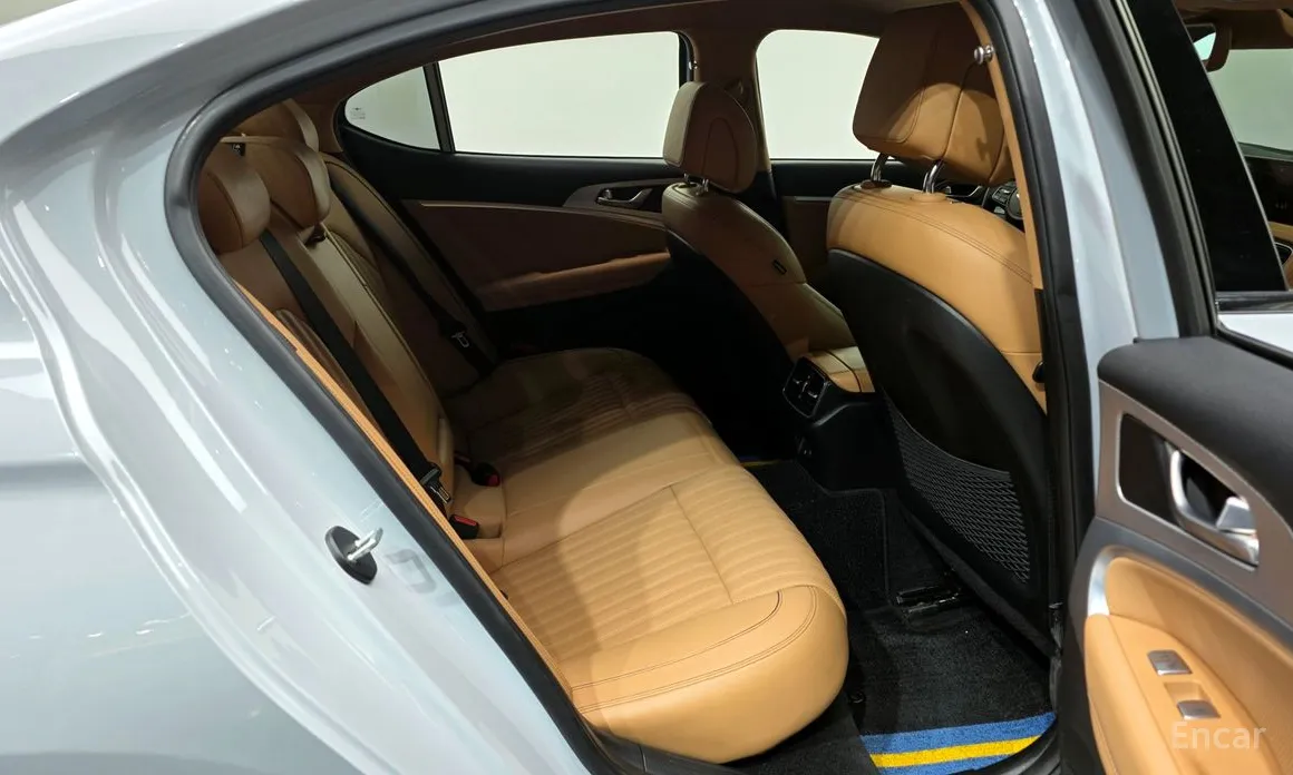 Фото 12 - Genesis G70