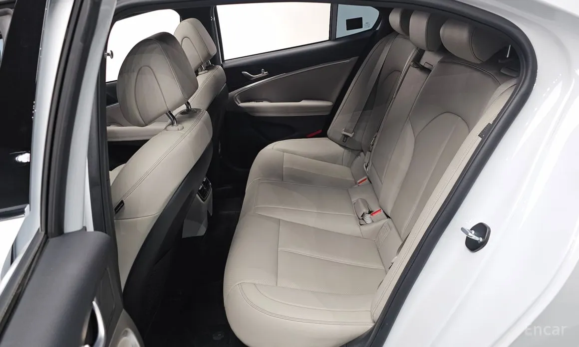 Фото 12 - Genesis G70