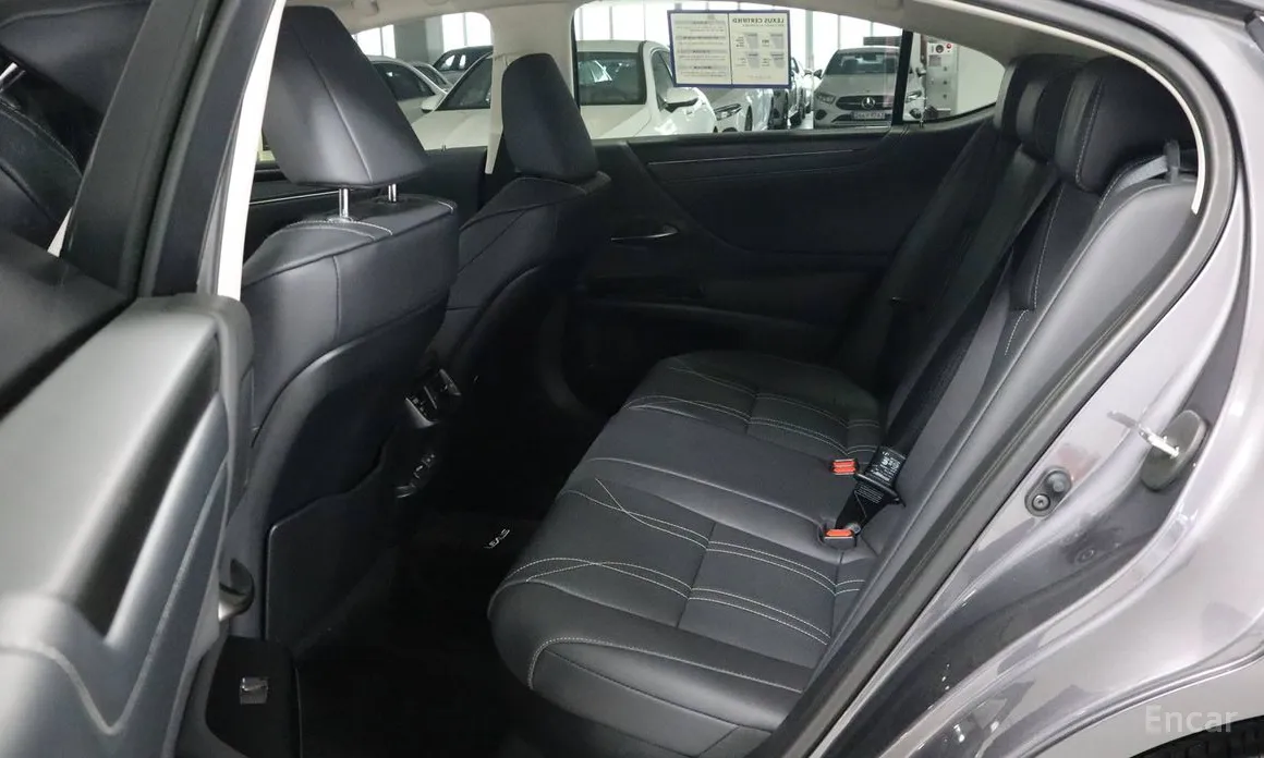 Фото 10 - Lexus ES