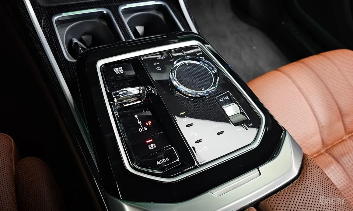 Фото 9 - BMW 7 Series