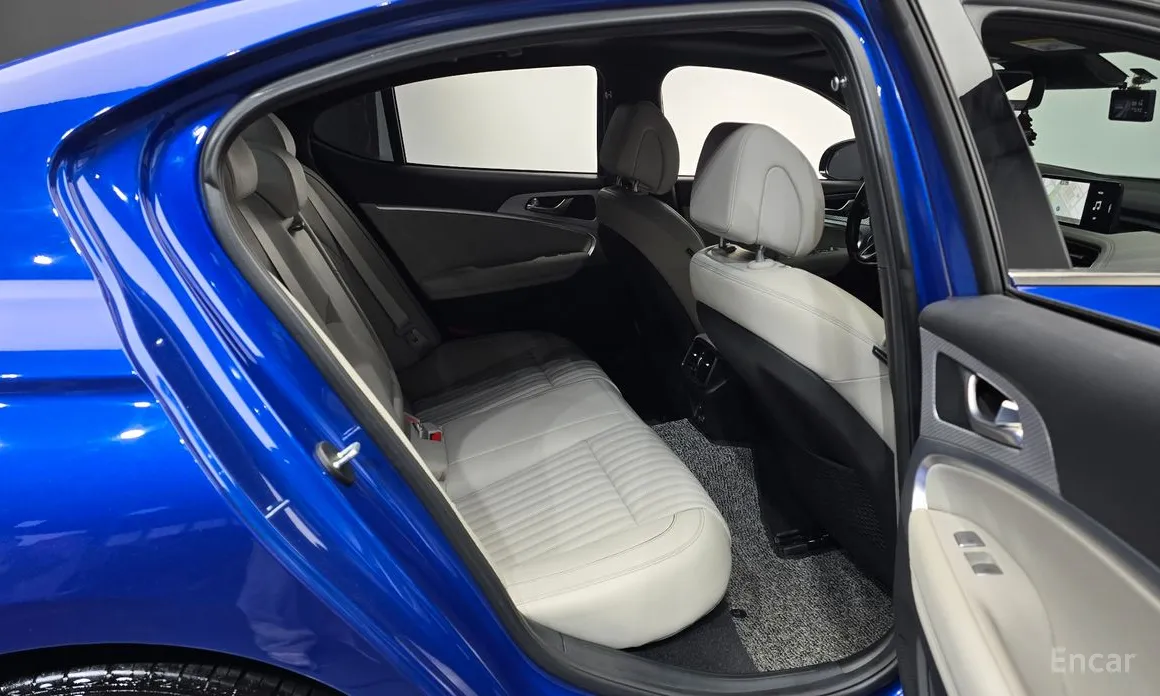 Фото 12 - Genesis G70