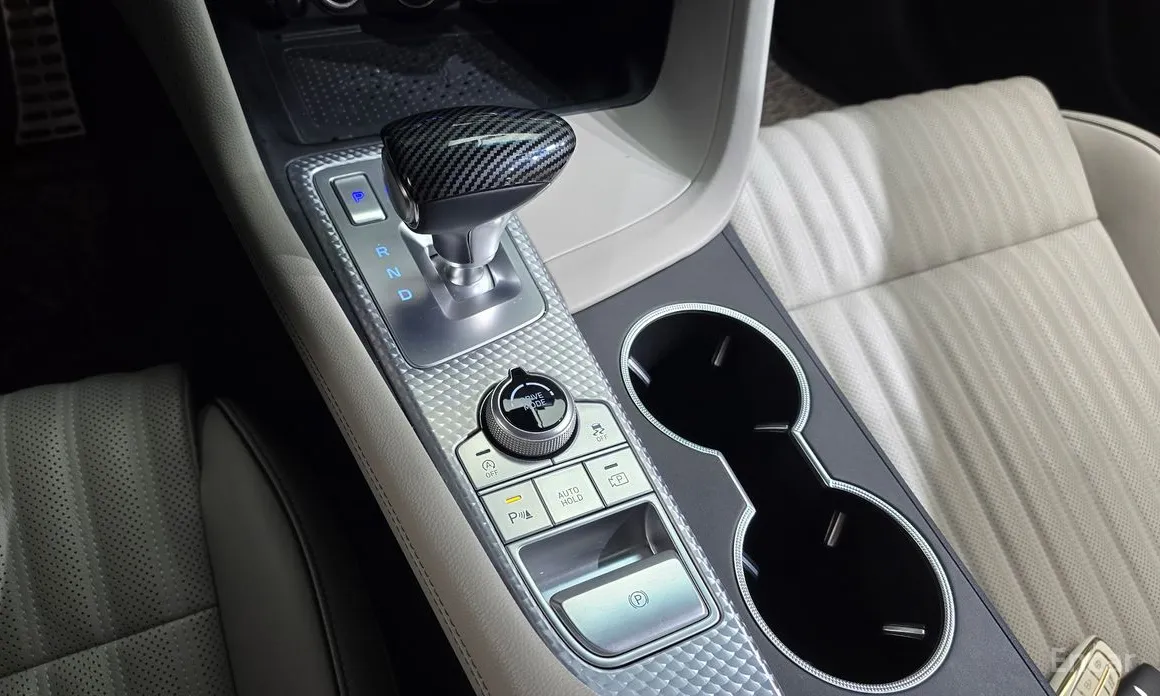 Фото 9 - Genesis G70