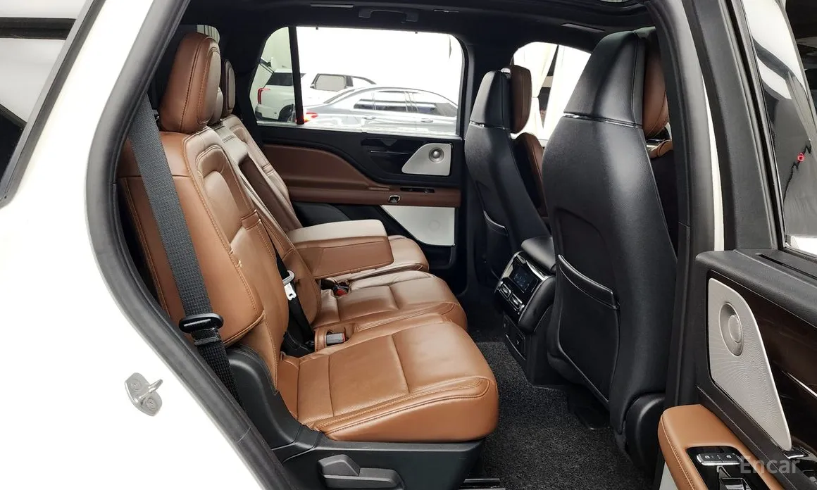 Фото 12 - Lincoln Aviator