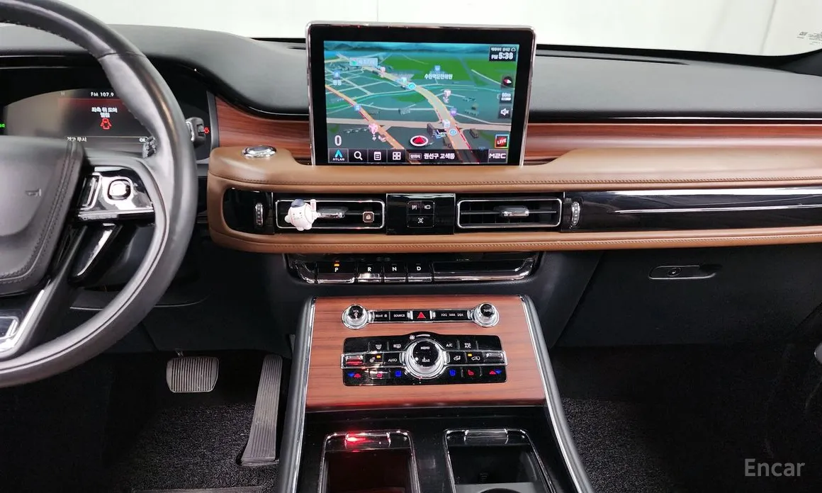 Фото 14 - Lincoln Aviator