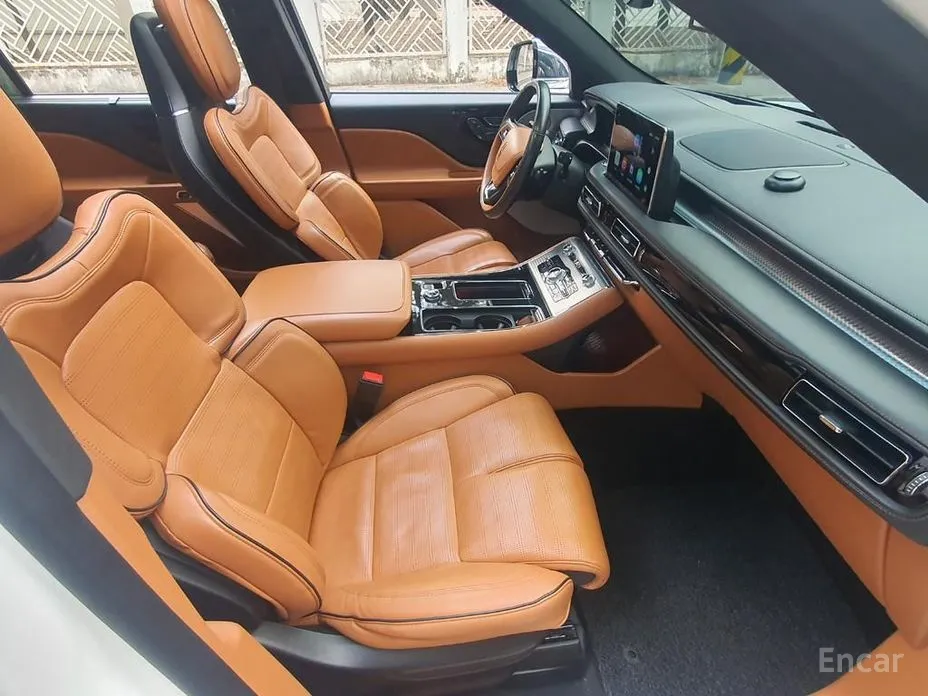 Фото 12 - Lincoln Aviator