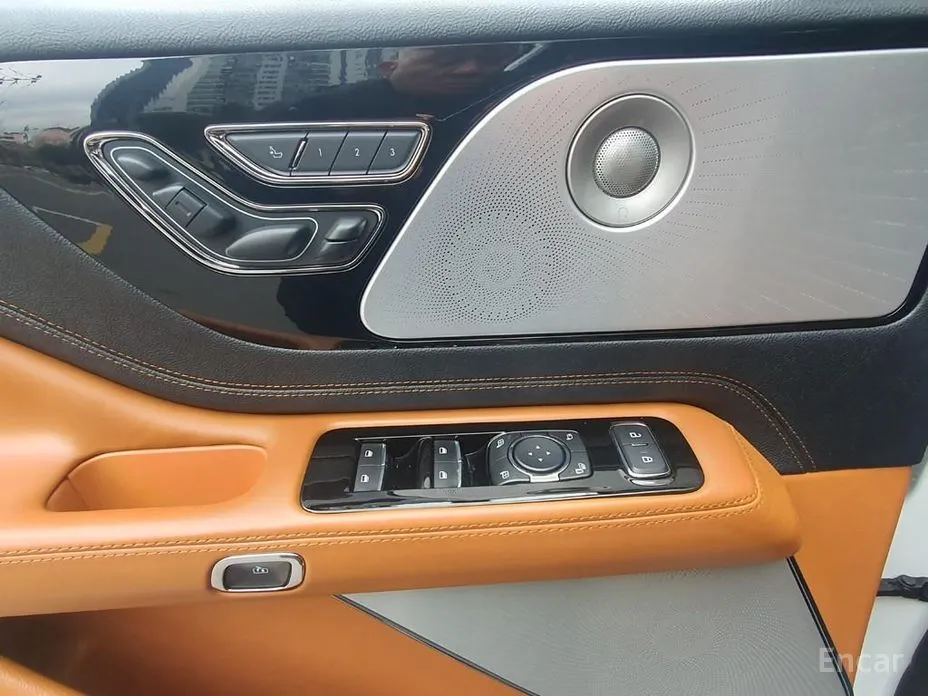 Фото 13 - Lincoln Aviator