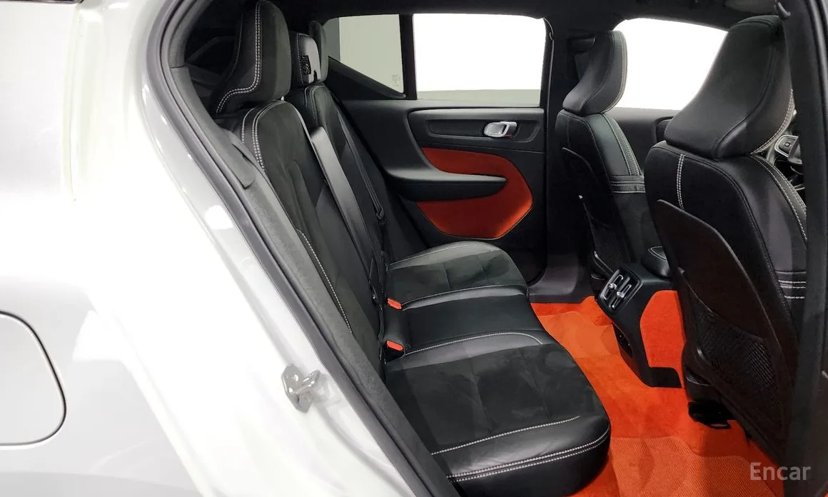 Фото 12 - Volvo XC40