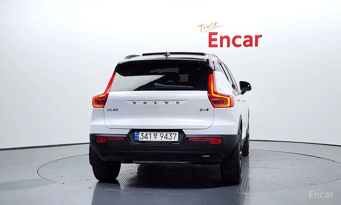 Фото 4 - Volvo XC40