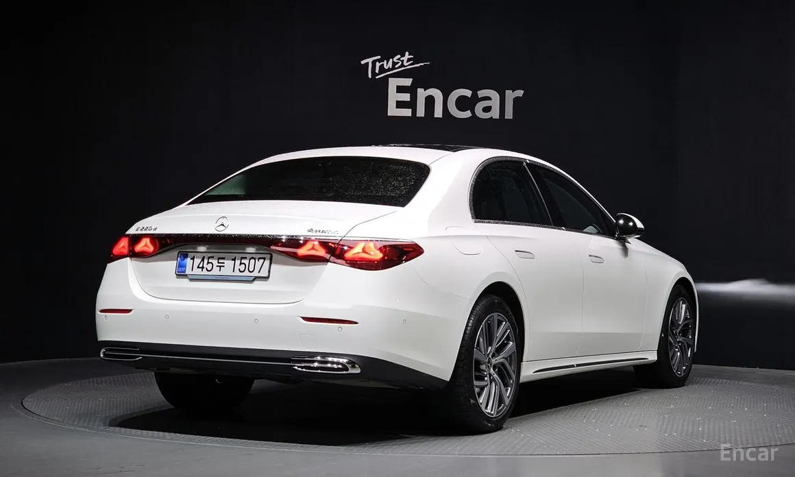 Фото 2 - Mercedes-Benz E-Class