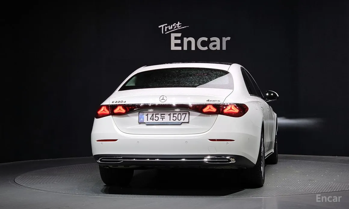 Фото 4 - Mercedes-Benz E-Class