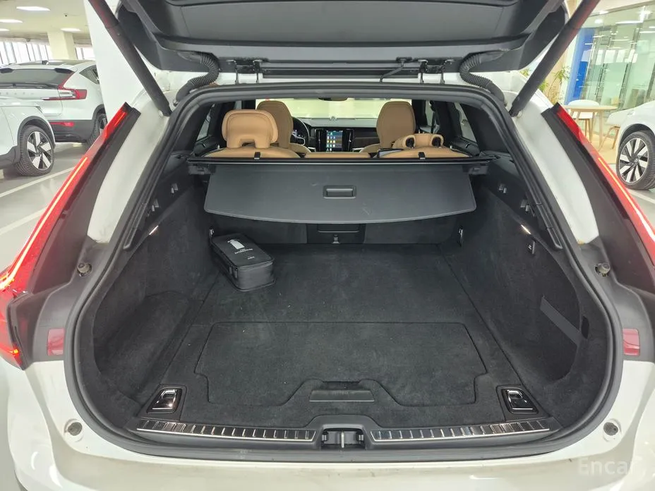 Фото 11 - Volvo V90