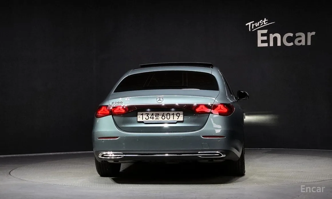 Фото 4 - Mercedes-Benz E-Class