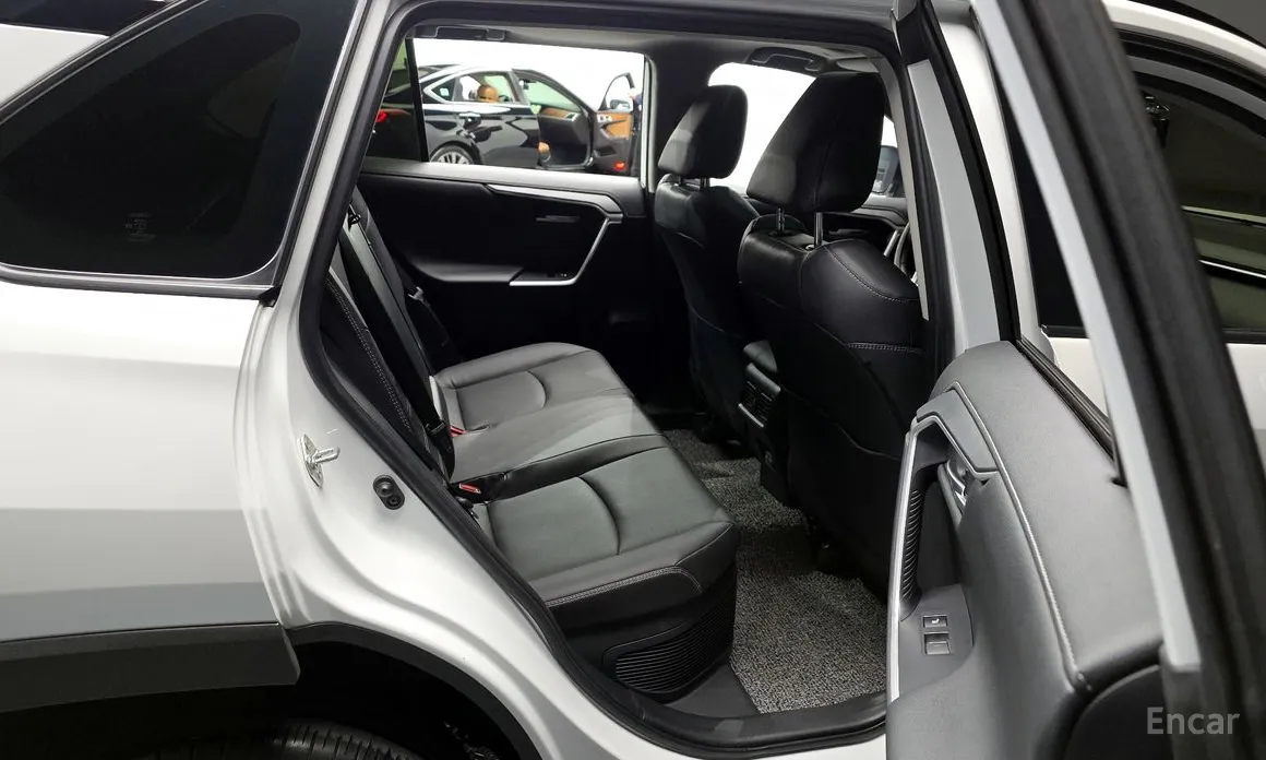 Фото 12 - Toyota RAV4