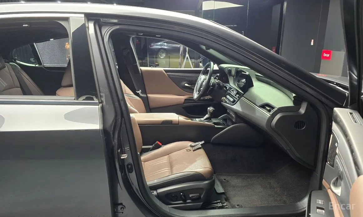 Фото 11 - Lexus ES