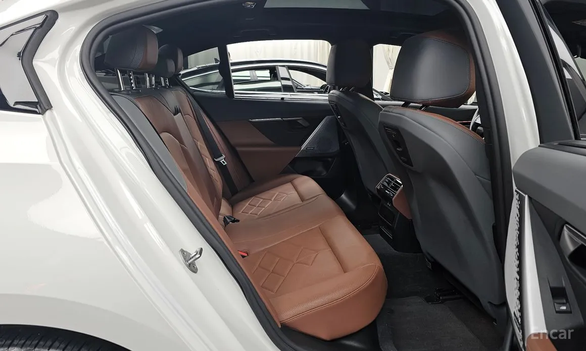 Фото 12 - BMW i5