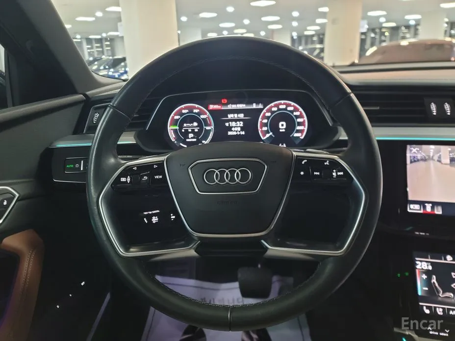 Фото 12 - Audi Q8 e-tron