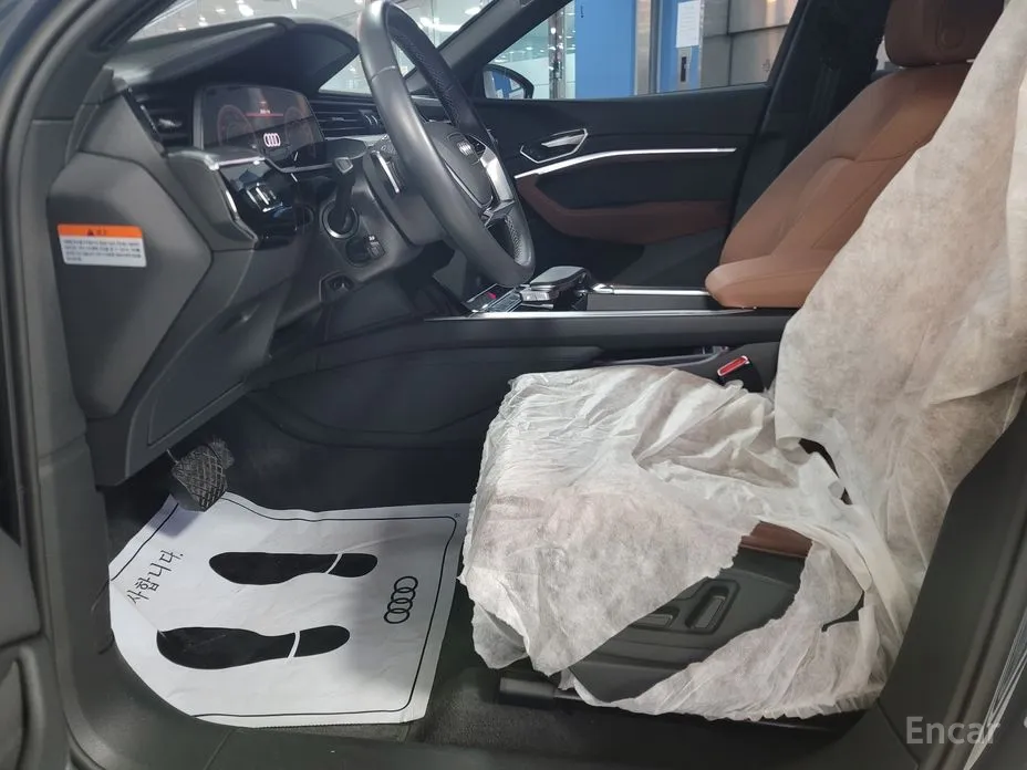 Фото 19 - Audi Q8 e-tron