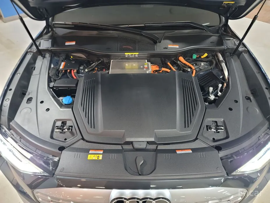 Фото 6 - Audi Q8 e-tron