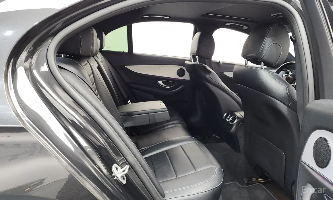 Фото 12 - Mercedes-Benz E-Class