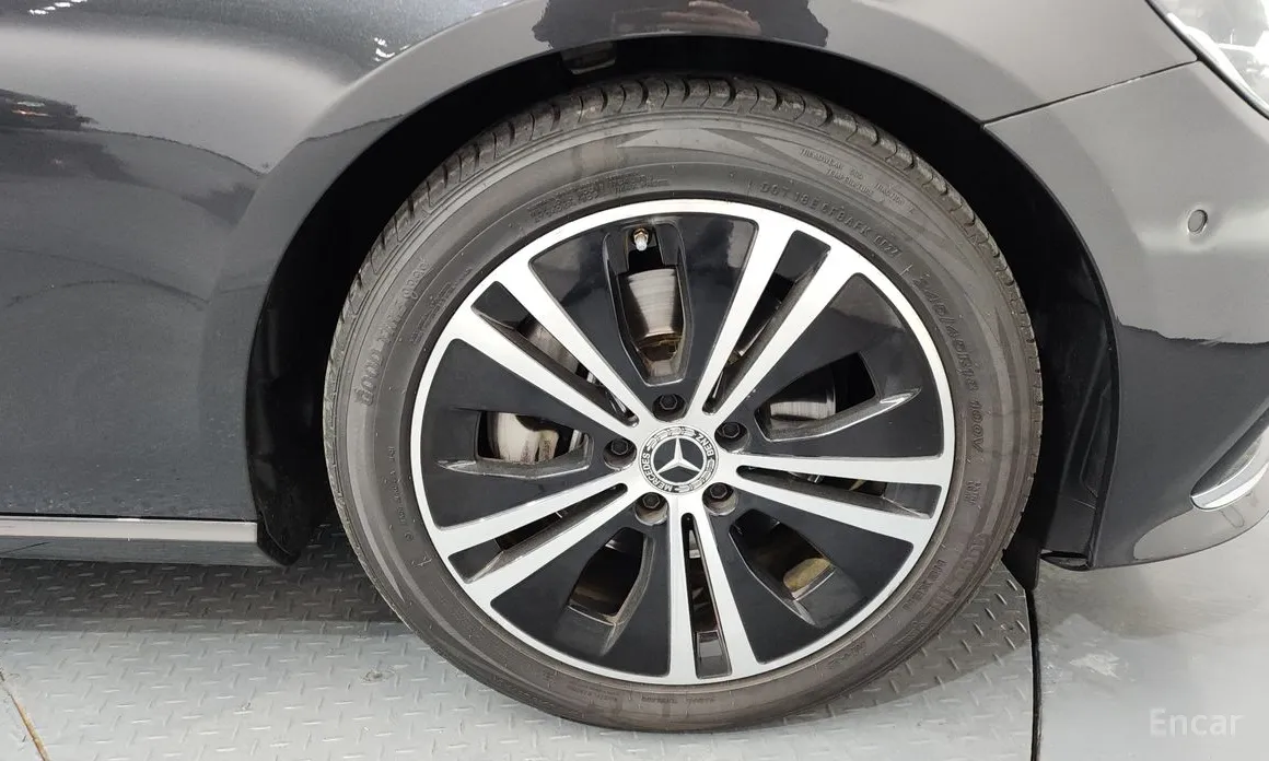 Фото 5 - Mercedes-Benz E-Class