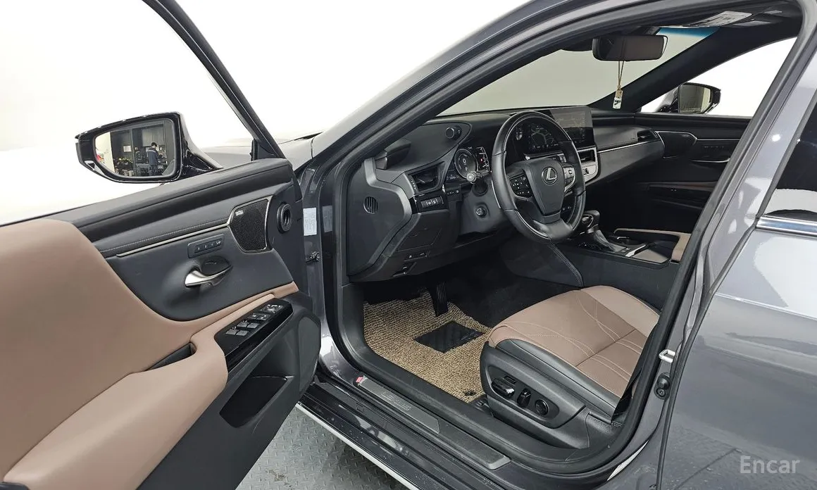 Фото 10 - Lexus ES