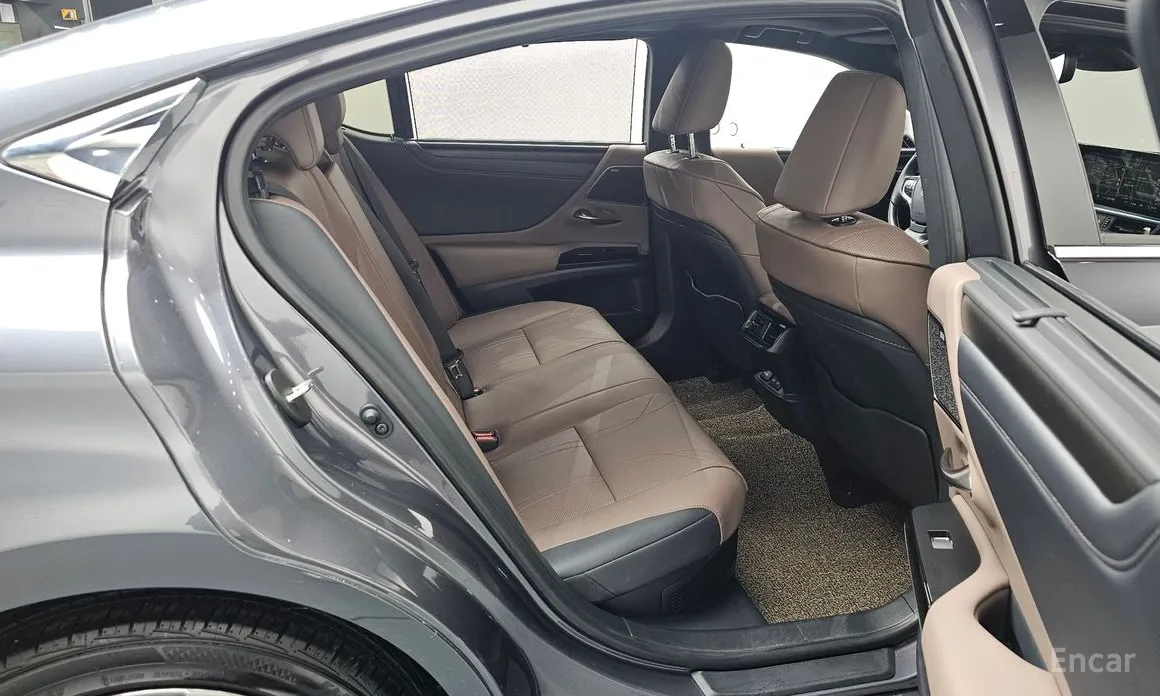 Фото 12 - Lexus ES