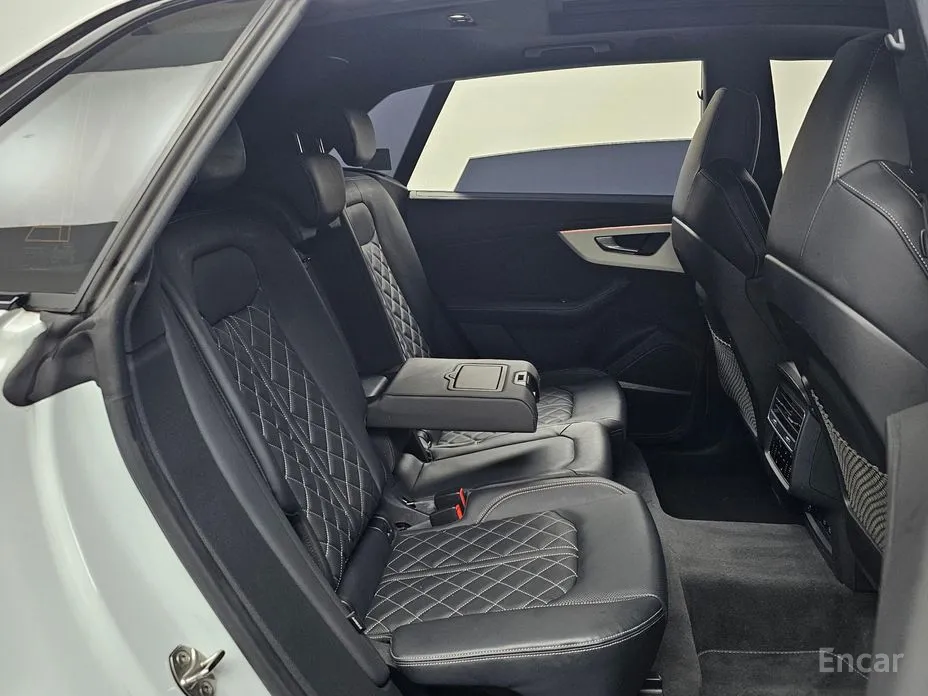 Фото 12 - Audi Q8