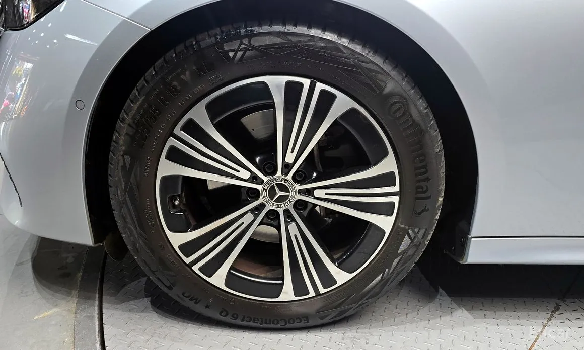 Фото 5 - Mercedes-Benz E-Class