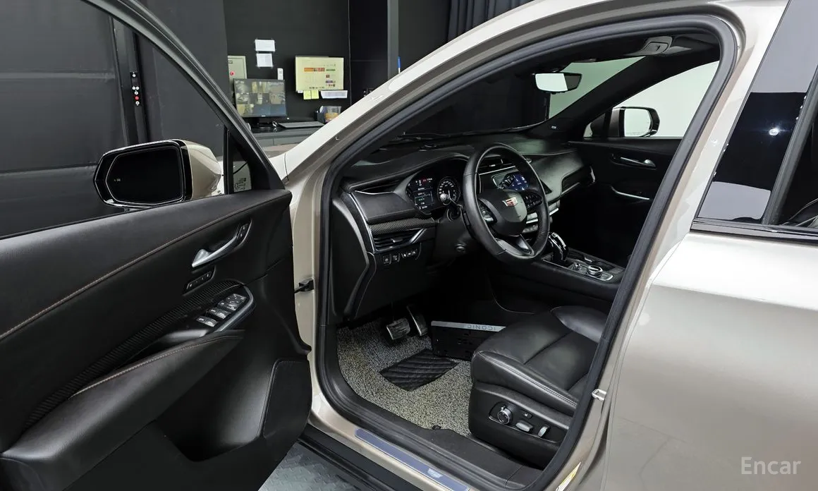 Фото 10 - Cadillac XT4