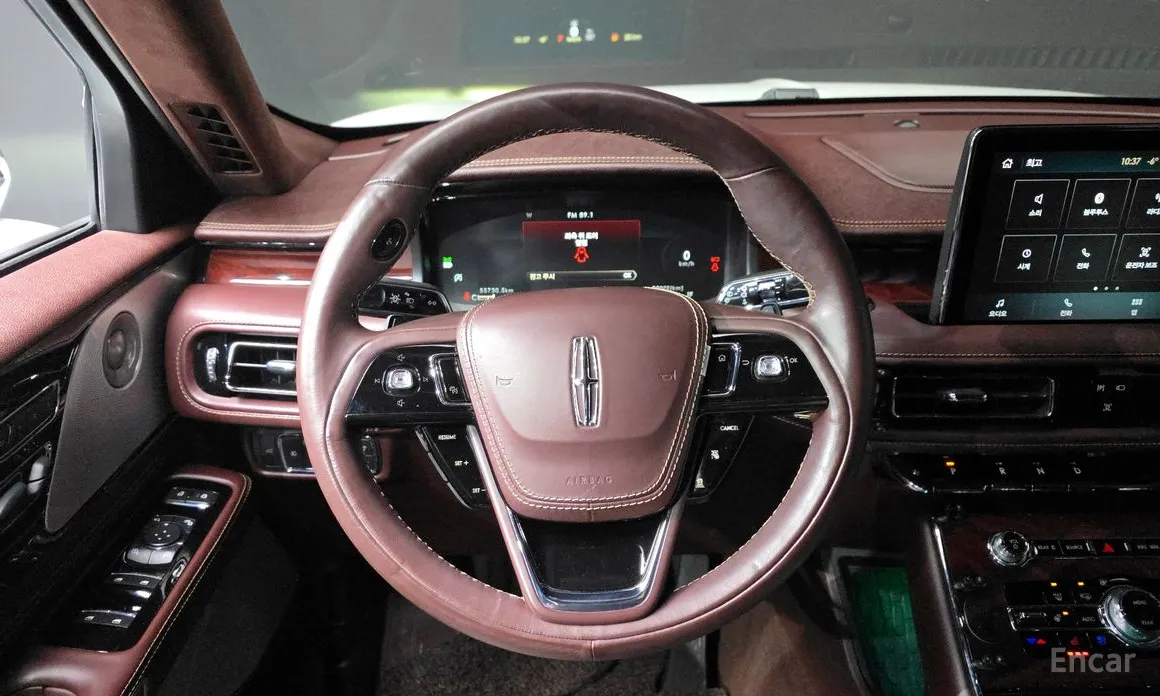 Фото 13 - Lincoln Aviator