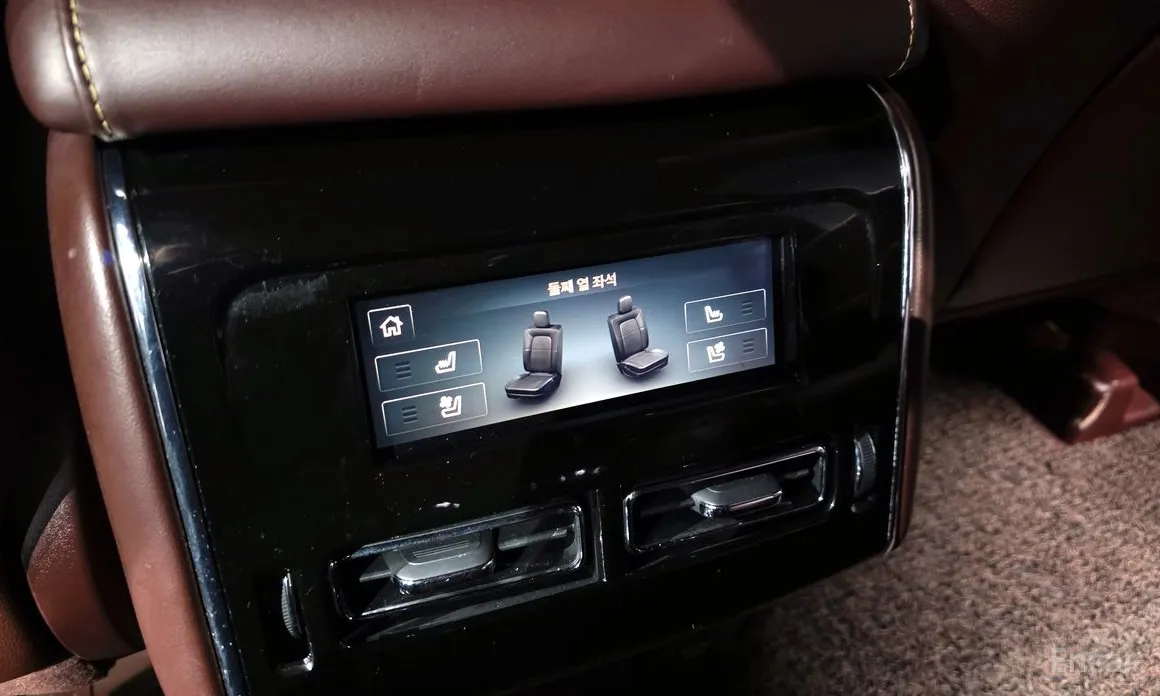 Фото 18 - Lincoln Aviator