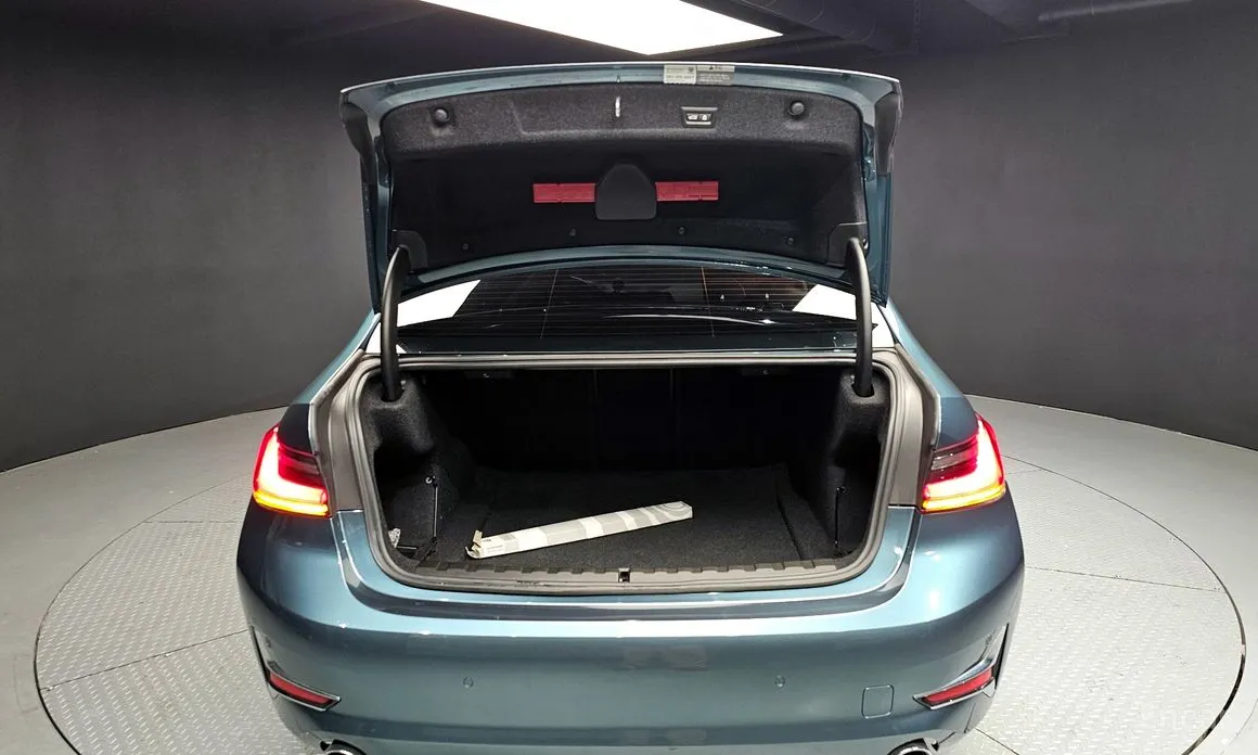 Photo 20 - BMW 3 Series