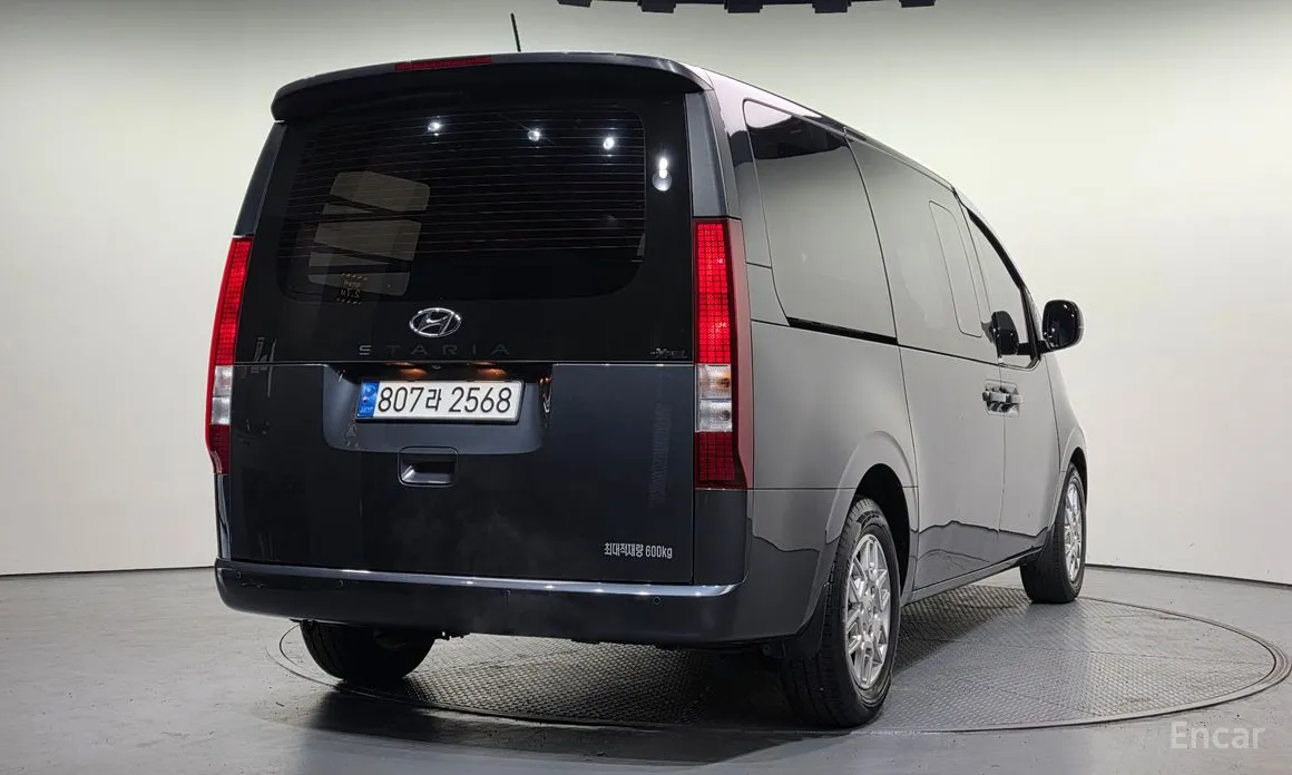 Фото 2 - Hyundai Staria