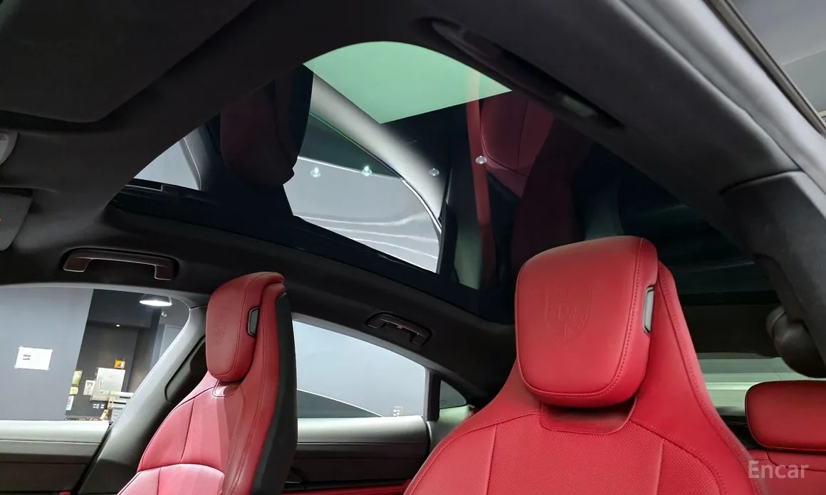 Фото 16 - Porsche Taycan