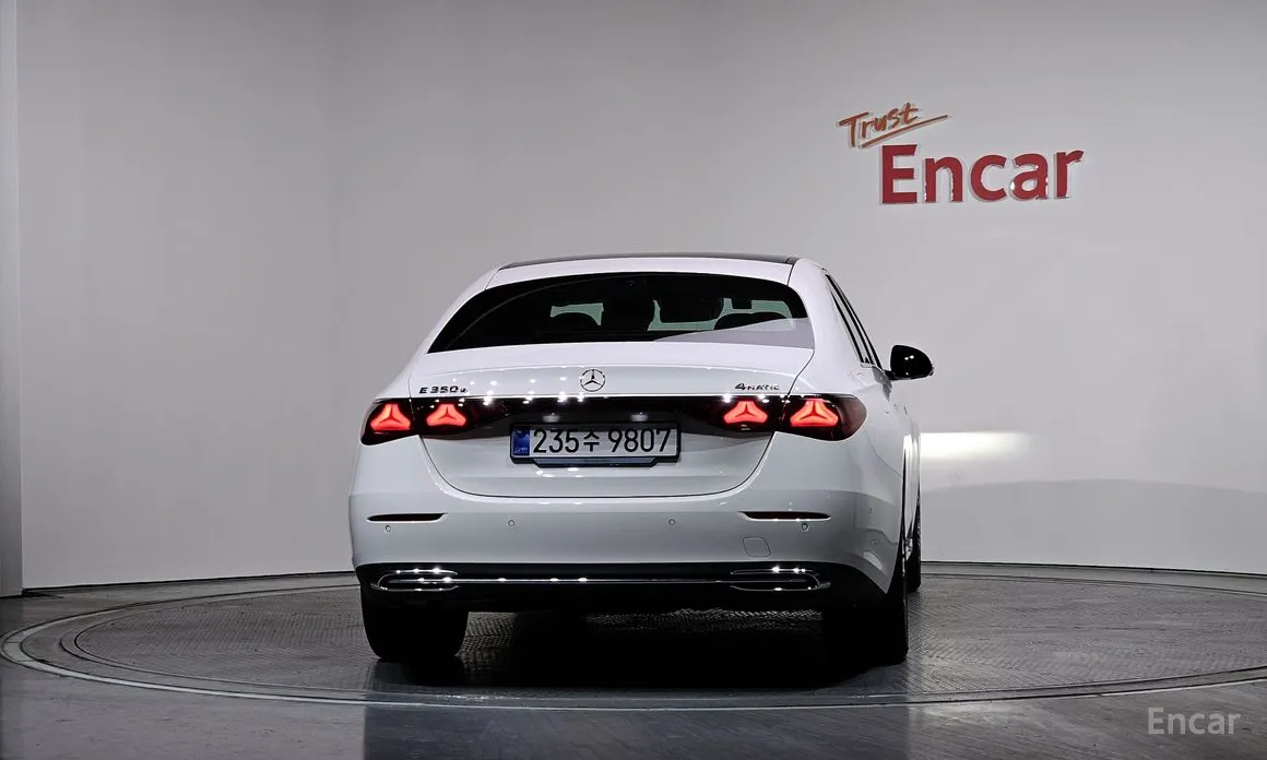 Фото 4 - Mercedes-Benz E-Class