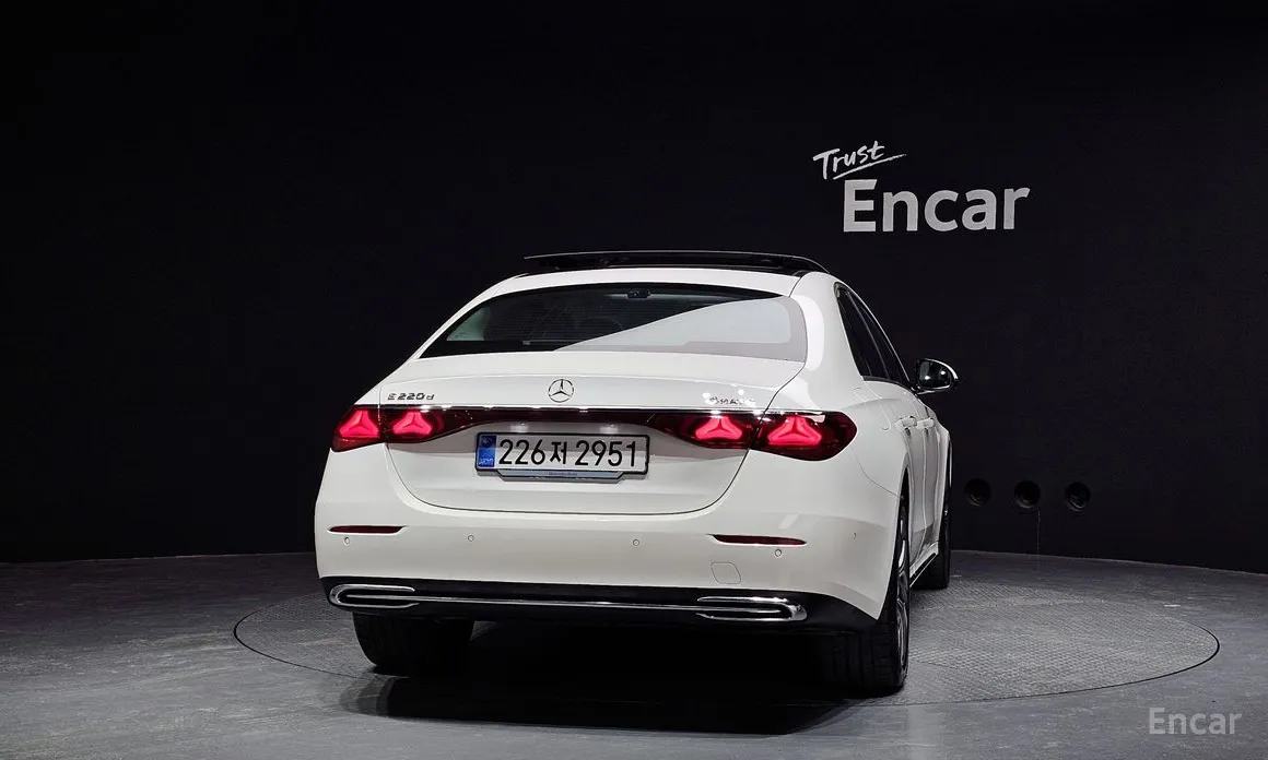 Фото 4 - Mercedes-Benz E-Class