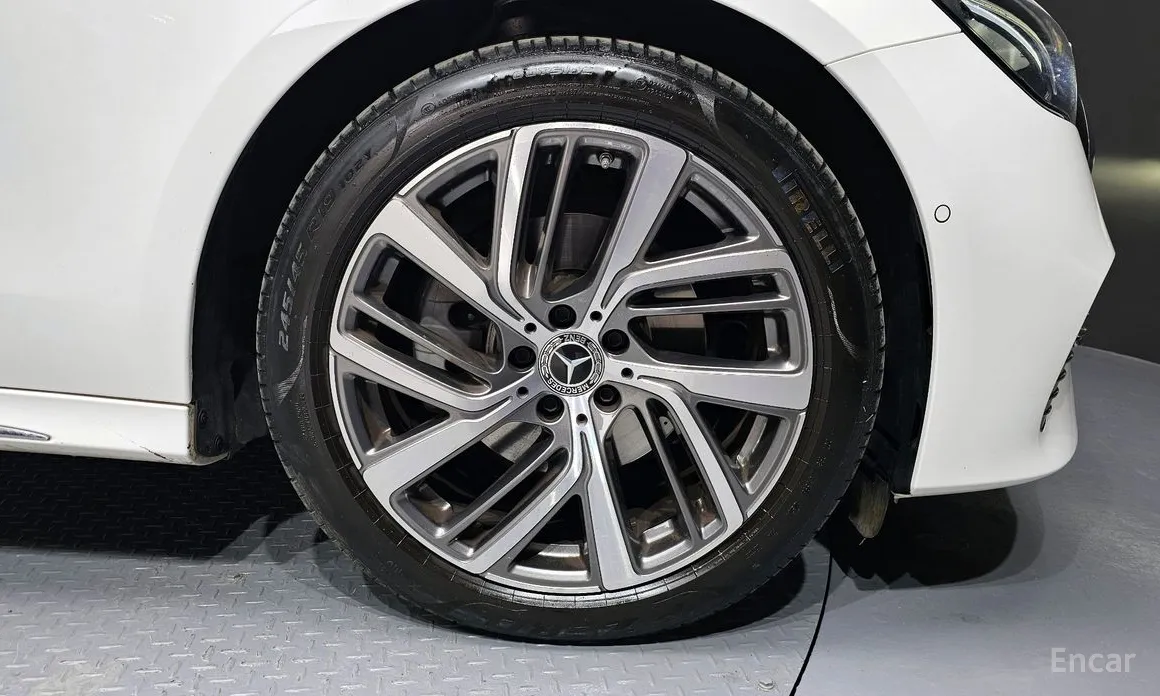 Фото 5 - Mercedes-Benz E-Class