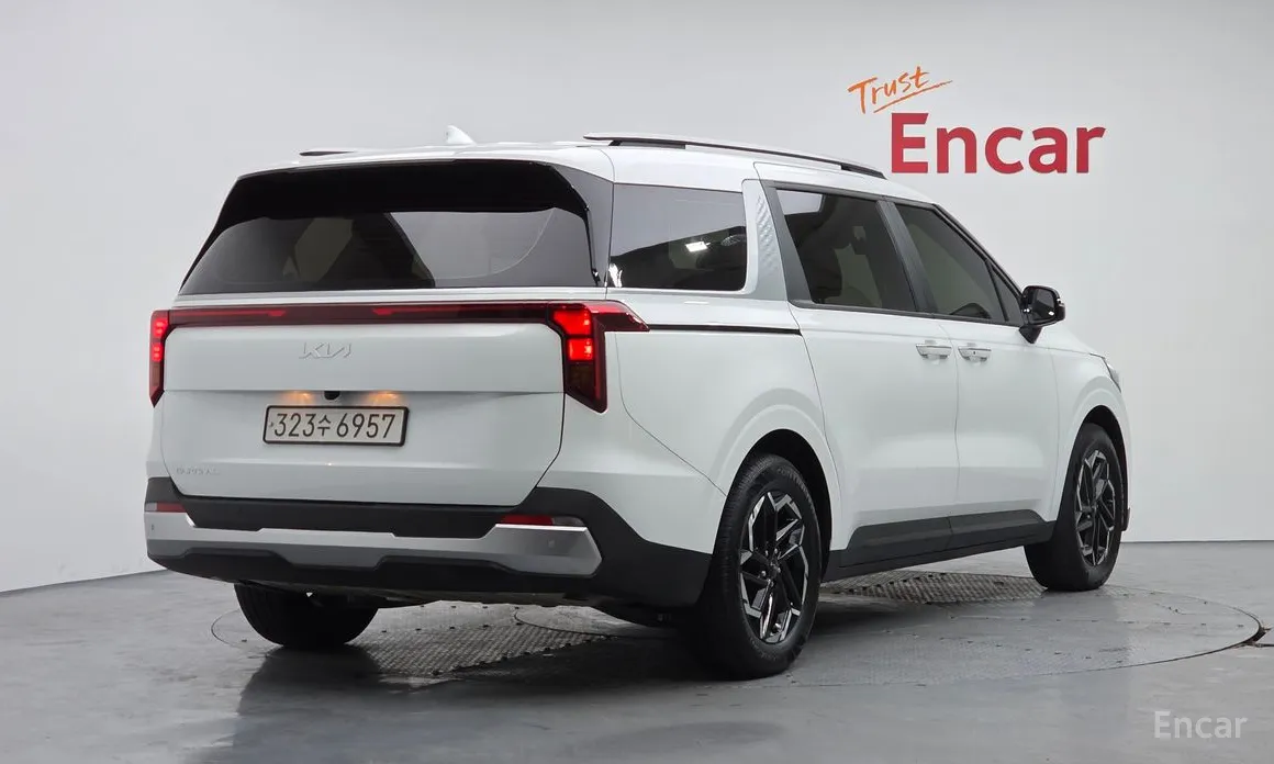 Фото 2 - Kia Carnival