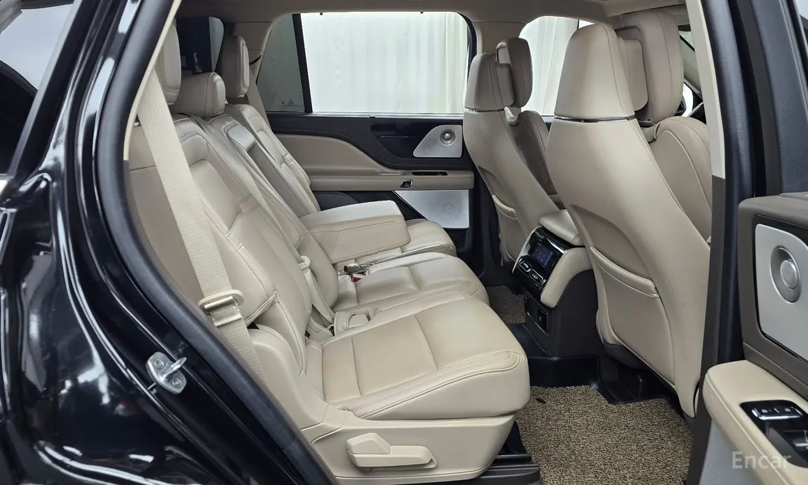 Фото 12 - Lincoln Aviator