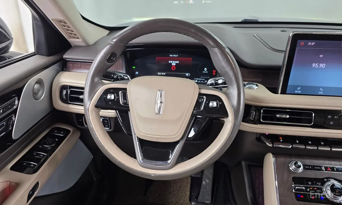 Фото 13 - Lincoln Aviator