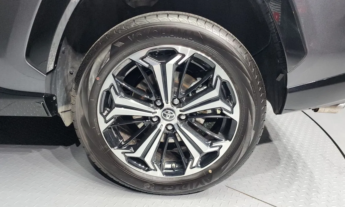 Фото 5 - Toyota RAV4