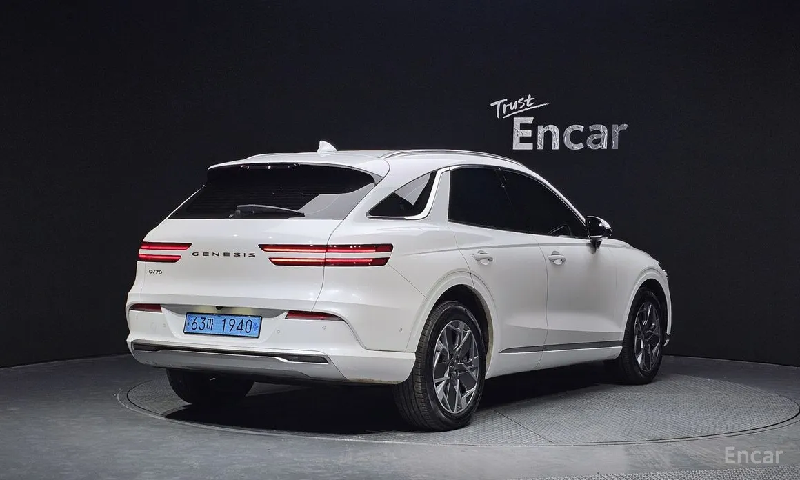 Фото 2 - Genesis GV70