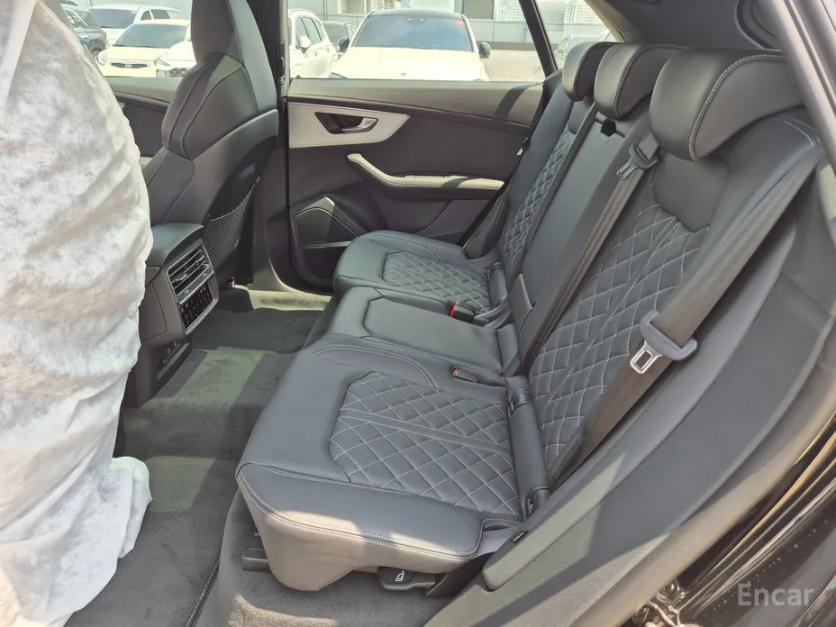 Фото 15 - Audi Q8