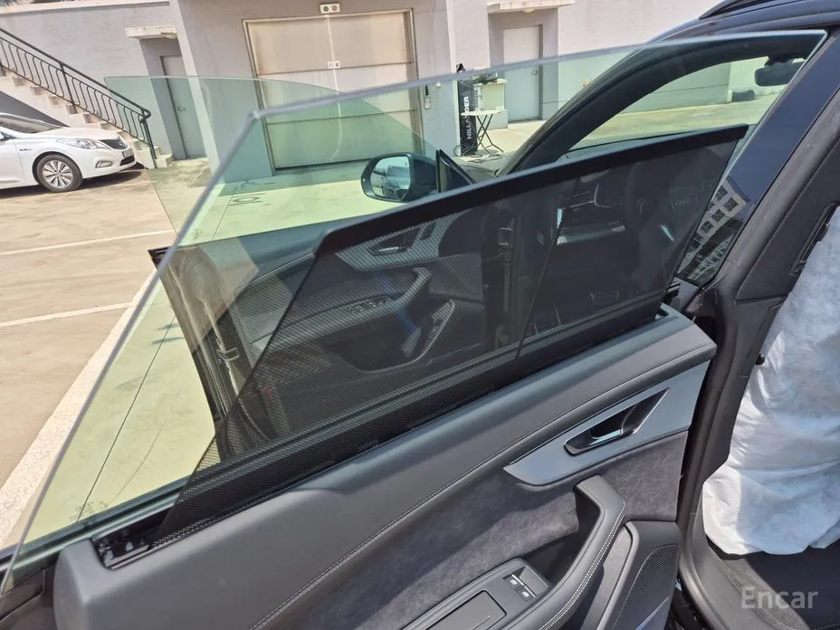 Фото 18 - Audi Q8