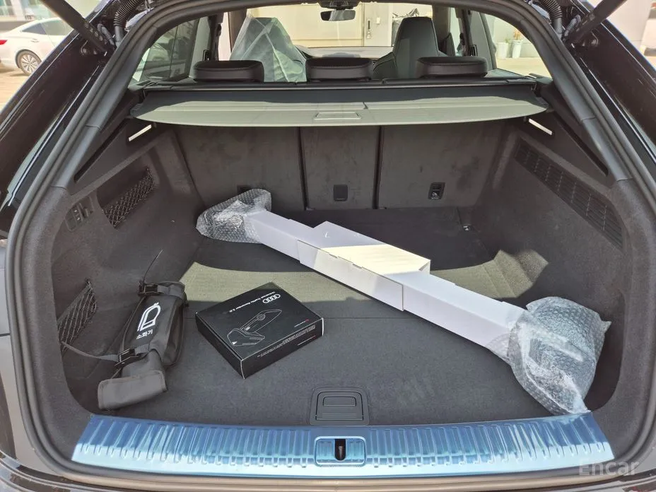 Фото 19 - Audi Q8