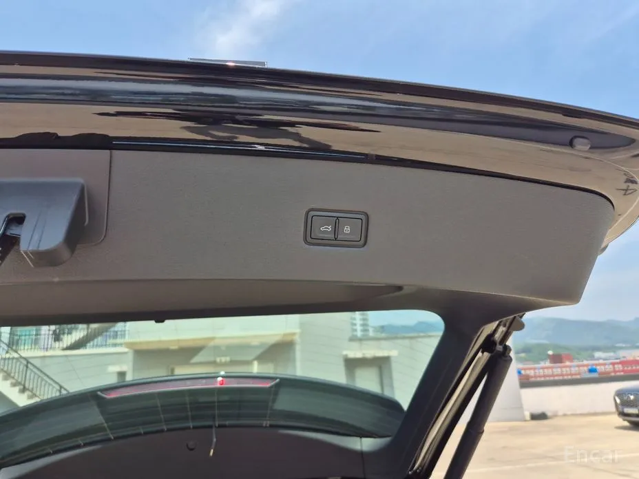 Фото 20 - Audi Q8